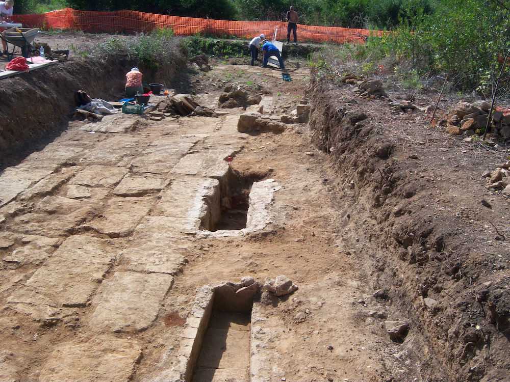 C.N. TOMBE A RIDOSSO DELLA CINTA MURARIA DI DIFESA C.N. TOMBE A RIDOSSO DELLA CINTA MURARIA DI DIFESA
