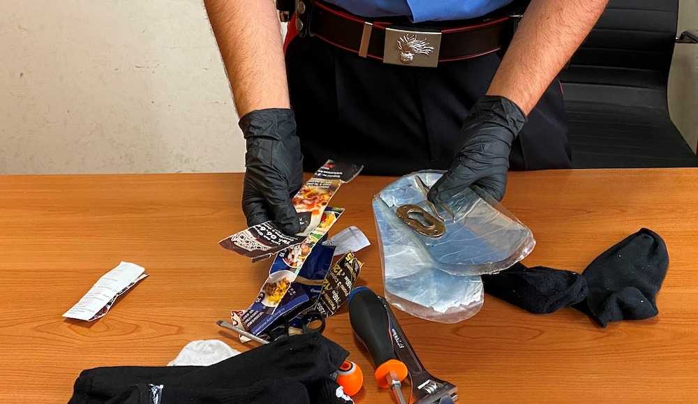 CENTRO - Gli arnesi da scasso sequestrati dai Carabinieri (3)