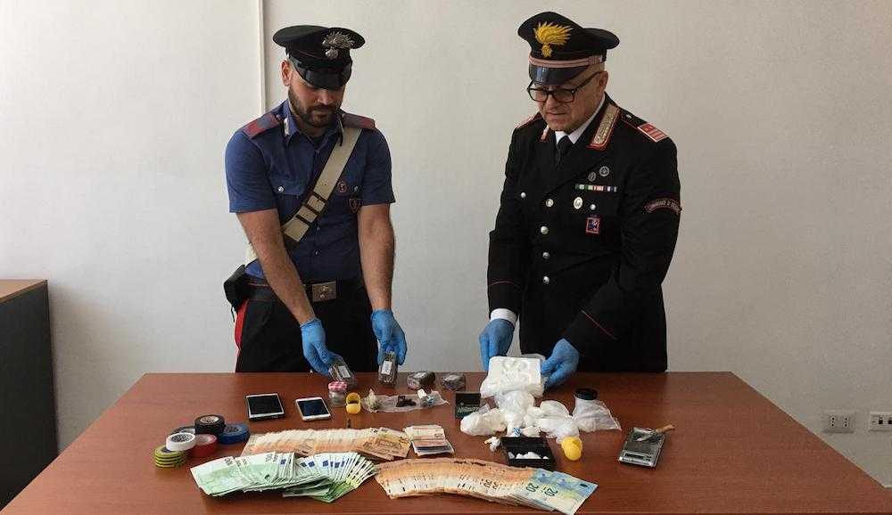 VELLETRI – La droga sequestrata dai Carabinieri (1) VELLETRI - La droga sequestrata dai Carabinieri (1)