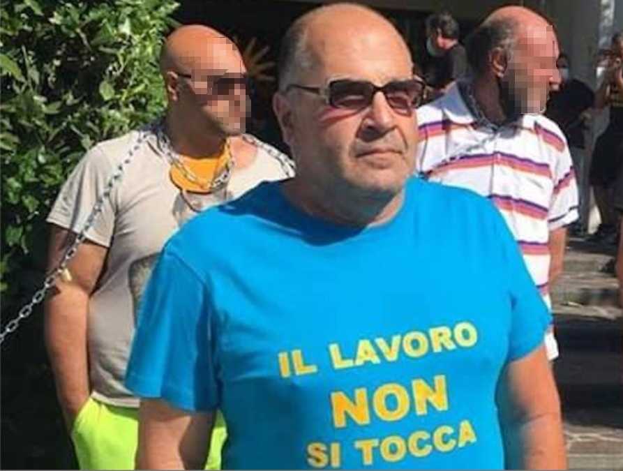 Licenziato e senza soldi da mesi, operatore Ama di Ladispoli incatenato nella sede