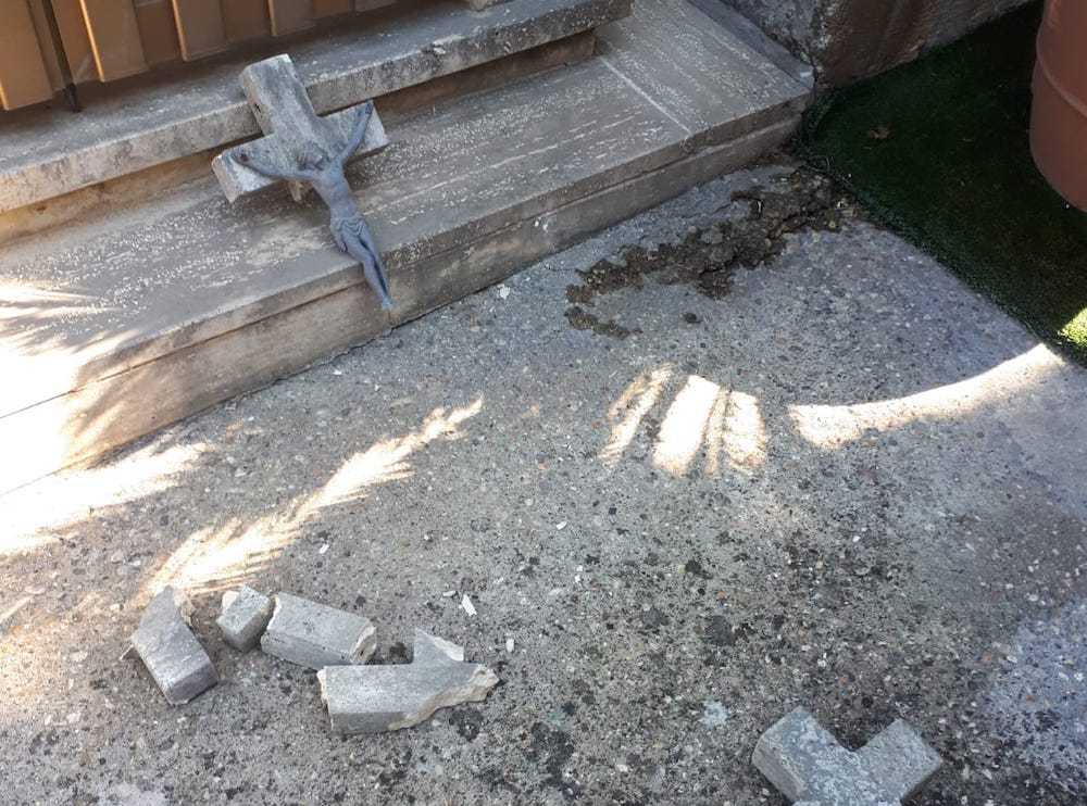 atti vandalici cimitero atti vandalici cimitero