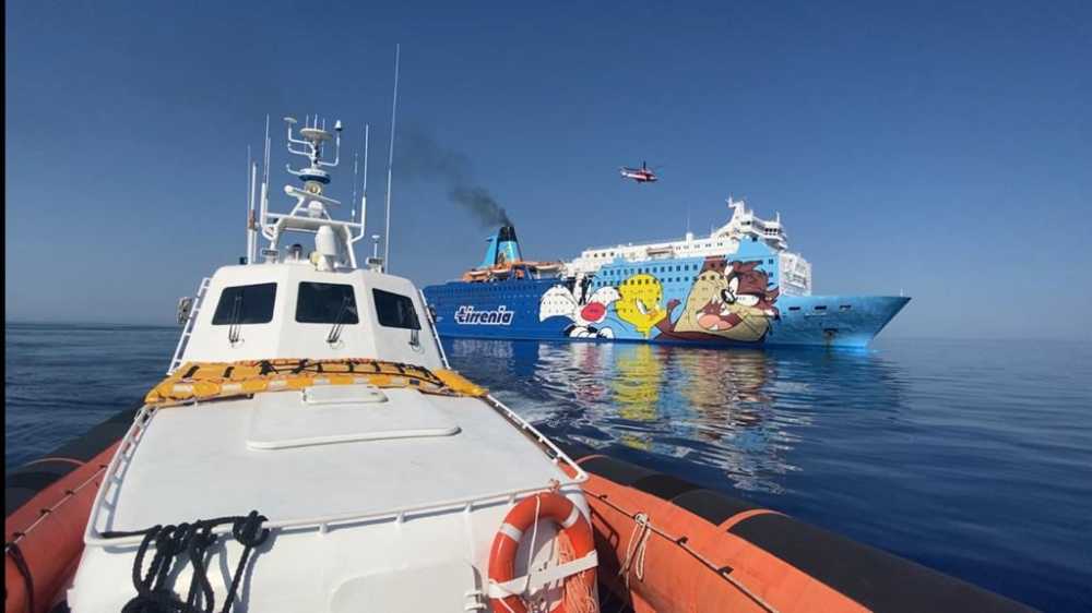 guardia costiera traghetto elicottero