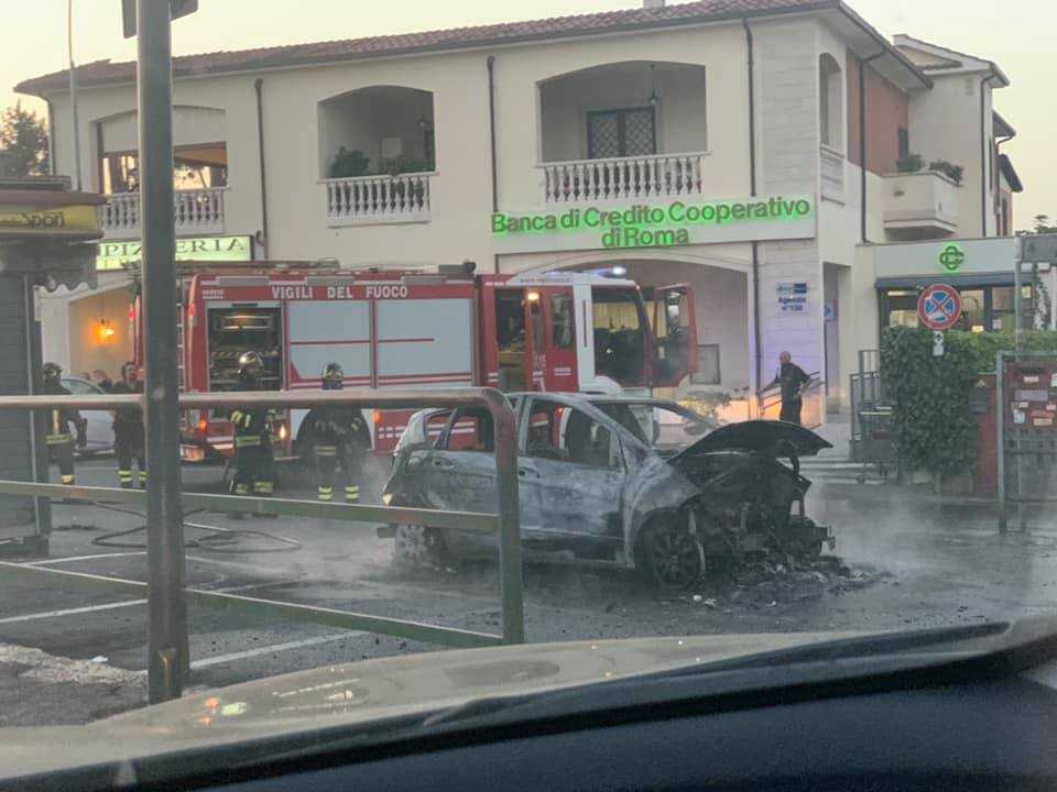 incendio auto aranova vvf vigili fuoco pompieri 1 incendio auto aranova vvf vigili fuoco pompieri 2