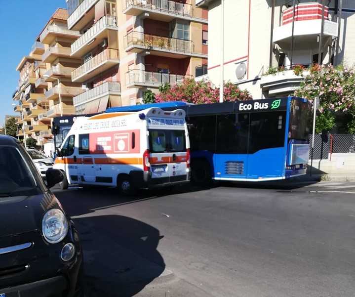 incidente ambulanza via ancora bus cotral