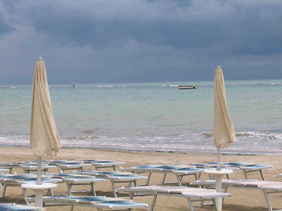 maltempo spiaggia ombrelloni 1