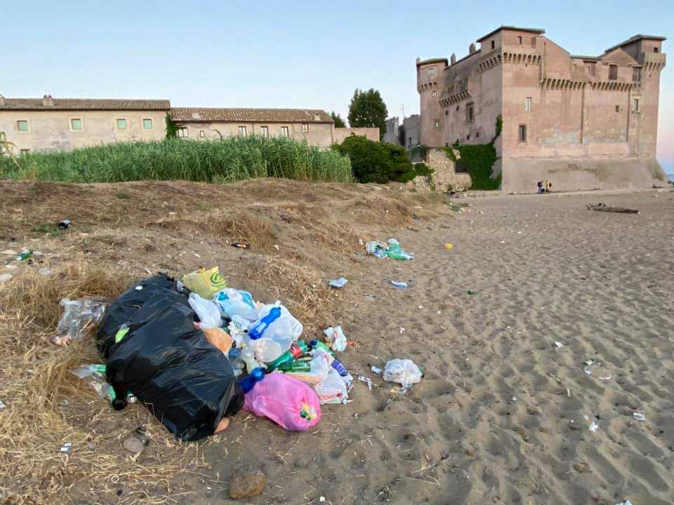 monnezza immondizia spazzatura rifiuti castello santa severa