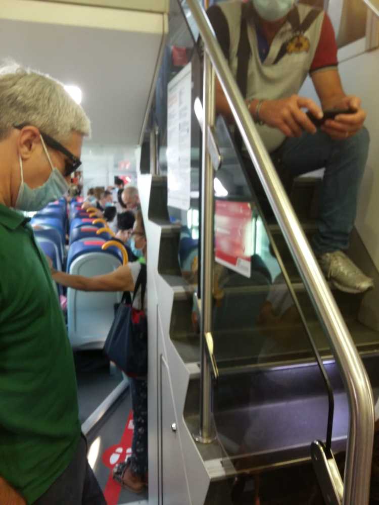 treno sovraffollato treno sovraffollato