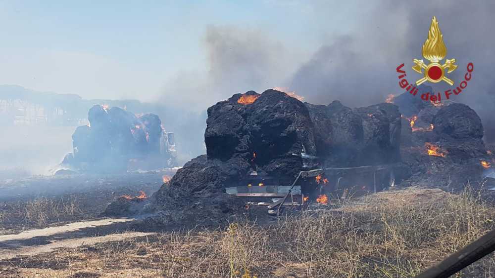 vigili del fuoco vvf pompieri bracciano tir balle fieno 1