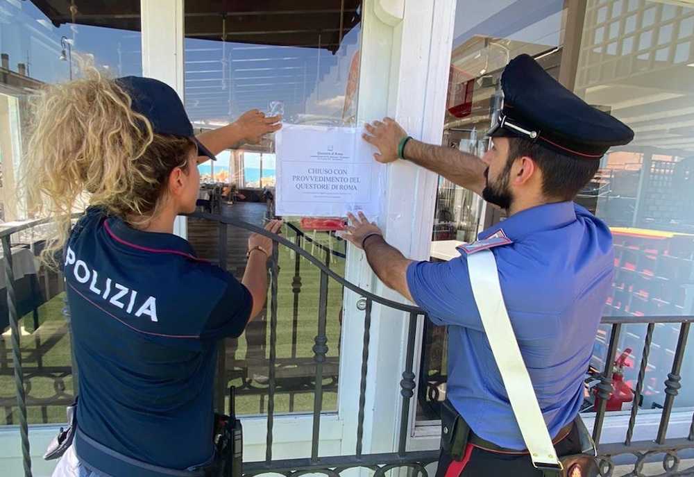 Carabinieri e Polizia appongono i sigilli al locale (2) Carabinieri e Polizia appongono i sigilli al locale (2)