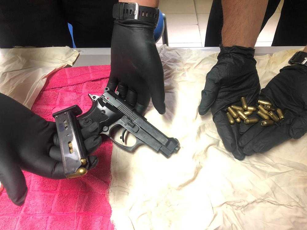 FRASCATI – La pistola sequestrata dai Carabinieri (1) FRASCATI - La pistola sequestrata dai Carabinieri (1)
