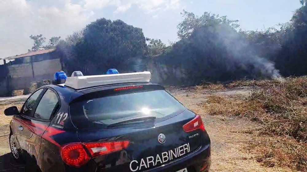 I Carabinieri intervenuti per l'incendio di via Galla Placidia rifiuti