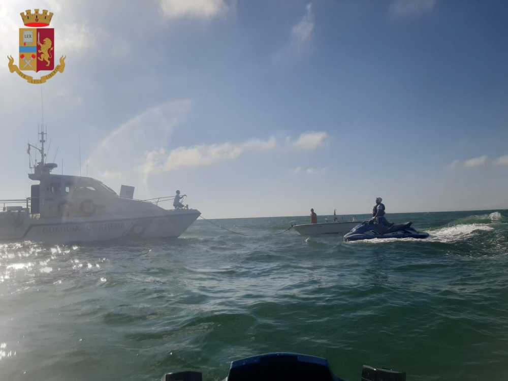 Nautica idromoto polizia guardia costiera