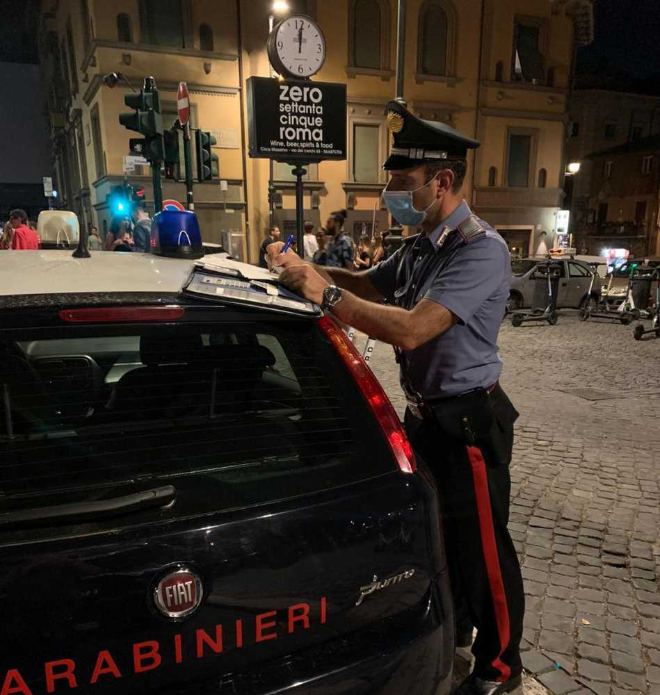 TRASTEVERE - Controlli dei Carabinieri nella movida (2)