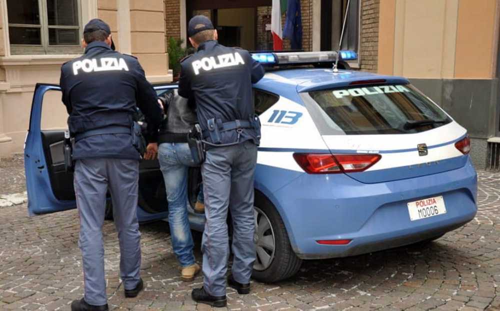 Si masturba davanti alle commesse poi scappa in monopattino: 39enne ai domiciliari