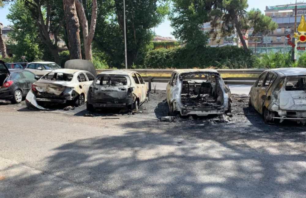 auto fiamme ostia 120820
