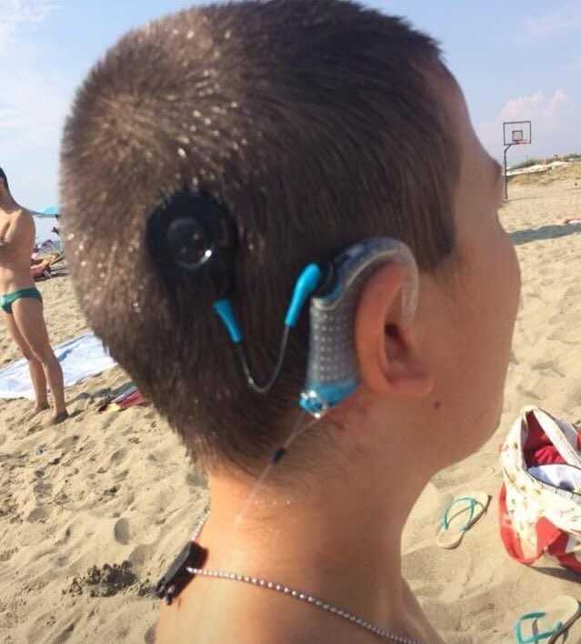 Bimbo perde l'apparecchio acustico in spiaggia: l'appello per ritrovarlo •  Terzo Binario News