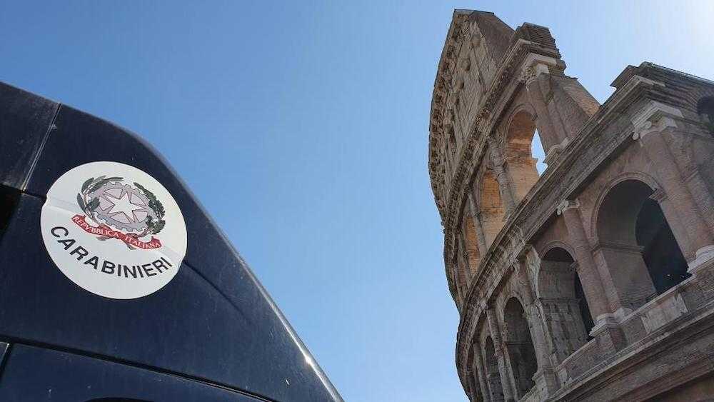 colosseo roma carabinieri abusivi controlli arma