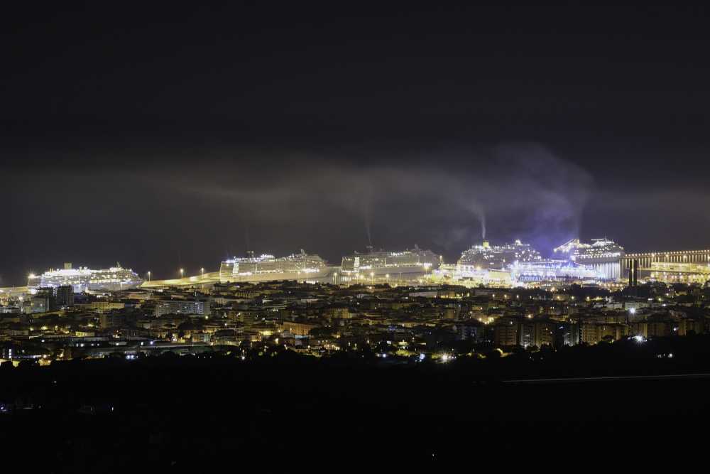 coltre nera notte civitavecchia fumo navi porto foto emiliano veroni