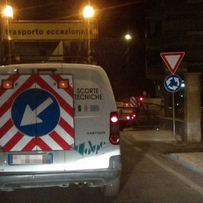 Danni alla rotatoria di via Morandi: verifiche del Comune