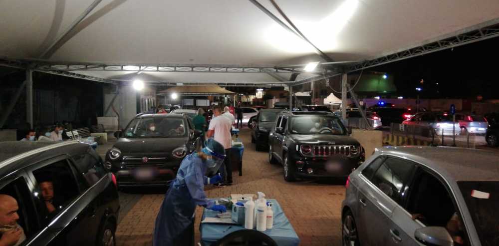 Da oggi presso il porto di Civitavecchia sono attivi nell'ottica della prevenzione da Coronavirus, i tamponi rapidi all'imbarco per la Sardegna. I passeggeri possono effettuare i tamponi rapidi al Drive in della ASL Roma 4 presso piazzale della Pace, muniti del biglietto di imbarco. L'orario di apertura del drive in per gli imbarchi è dalle 13.00 alle 17.00 In caso di tampone rapido positivo al passeggero sarà effettuato il tampone molecolare.