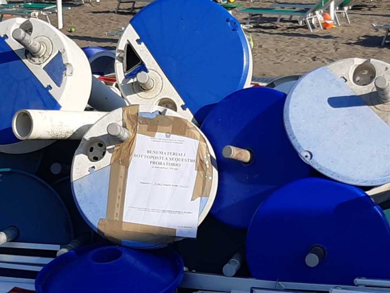guardia costiera ombrelloni sequestrati (1)