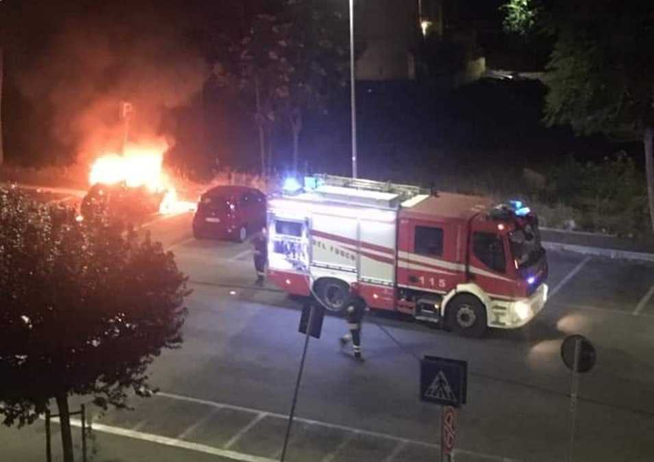 incendio auto pietralata vigili del fuoco vvf pompieri 1