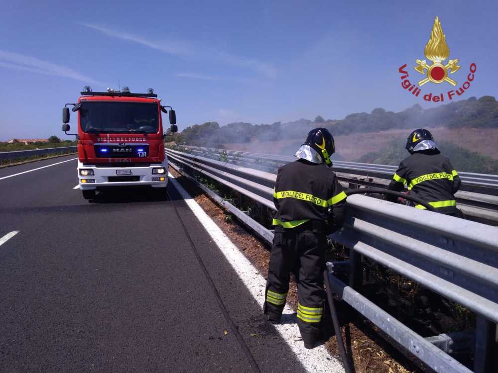 incendio fiamme autostrada a12 vigili fuoco pompieri vvf incendio fiamme autostrada a12 vigili fuoco pompieri vvf