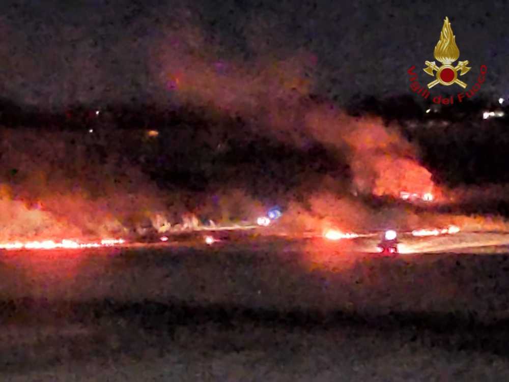 incendio sterpaglie notte incendio sterpaglie notte