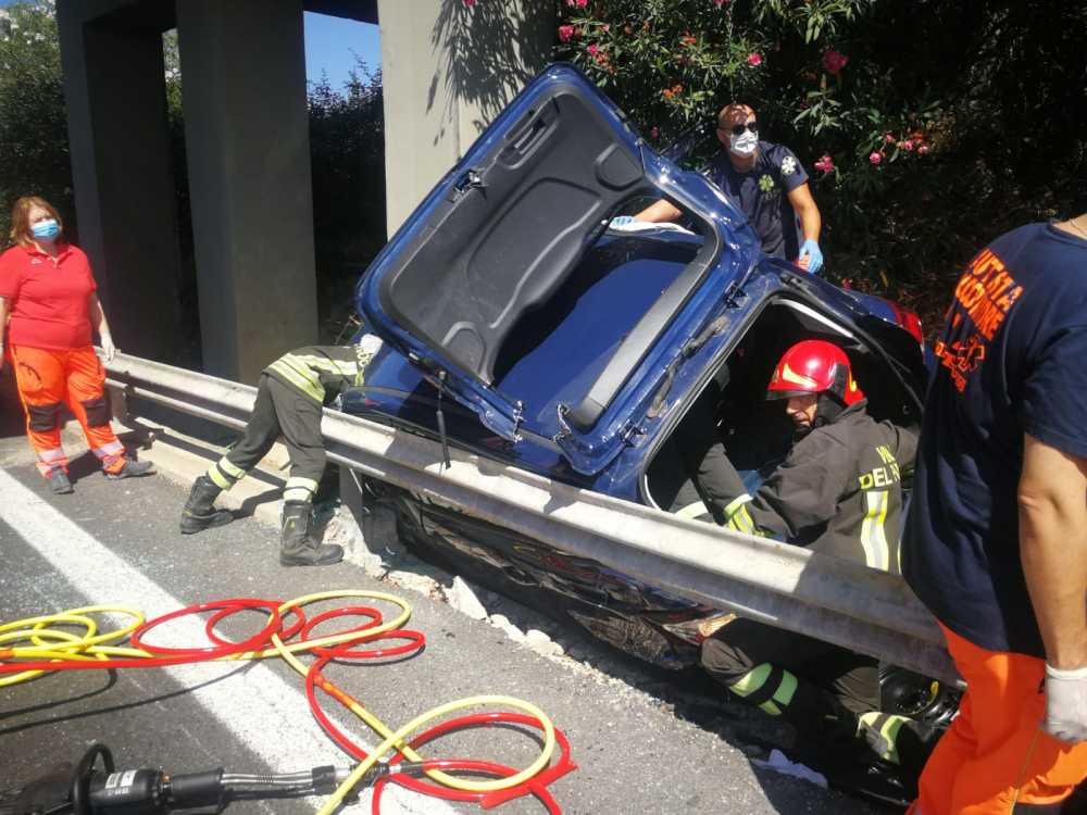 incidente a12 autostrada vigili fuoco polizia stradale polstrada pompieri vvf (4) incidente a12 autostrada vigili fuoco polizia stradale polstrada pompieri vvf ambulanza 118