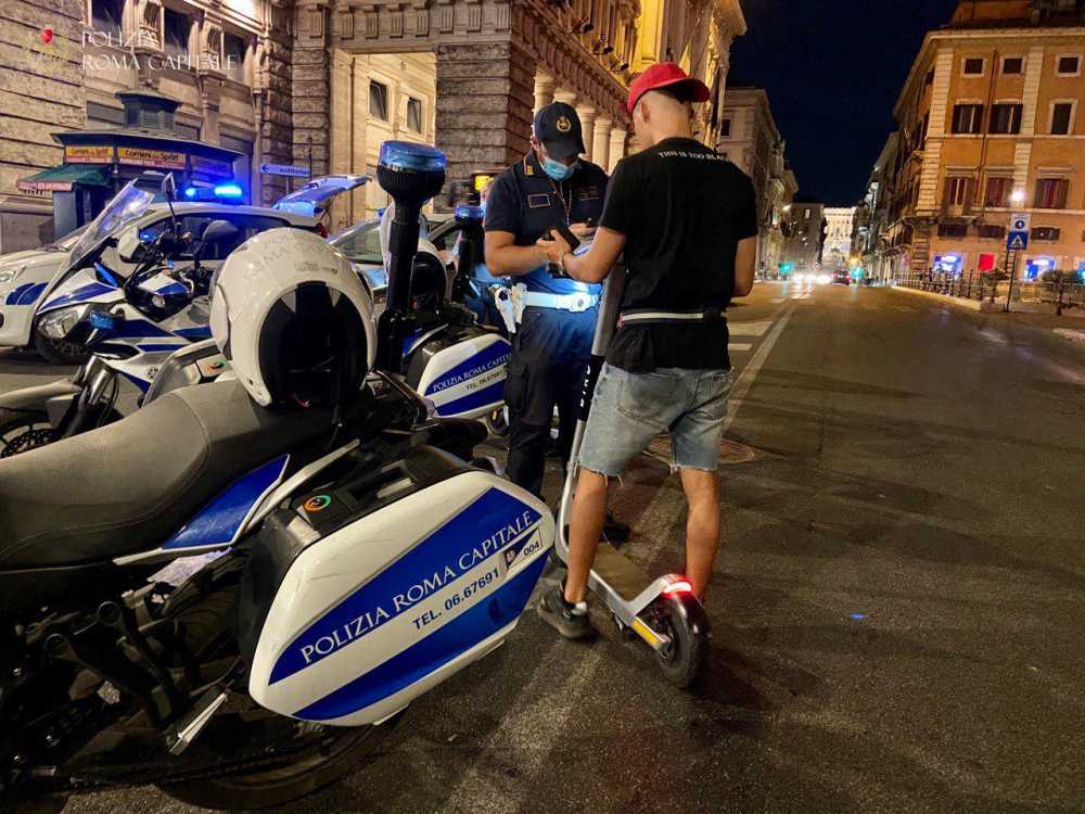 polizia movida controli roma capitale municipale lupa monopattino