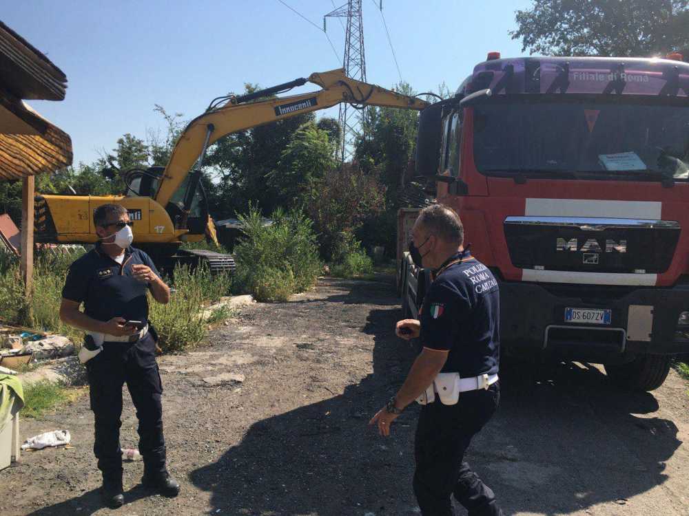 sgombero campo rom polizia locale roma capitale foro italico (1) sgombero campo rom polizia locale roma capitale foro italico (1)