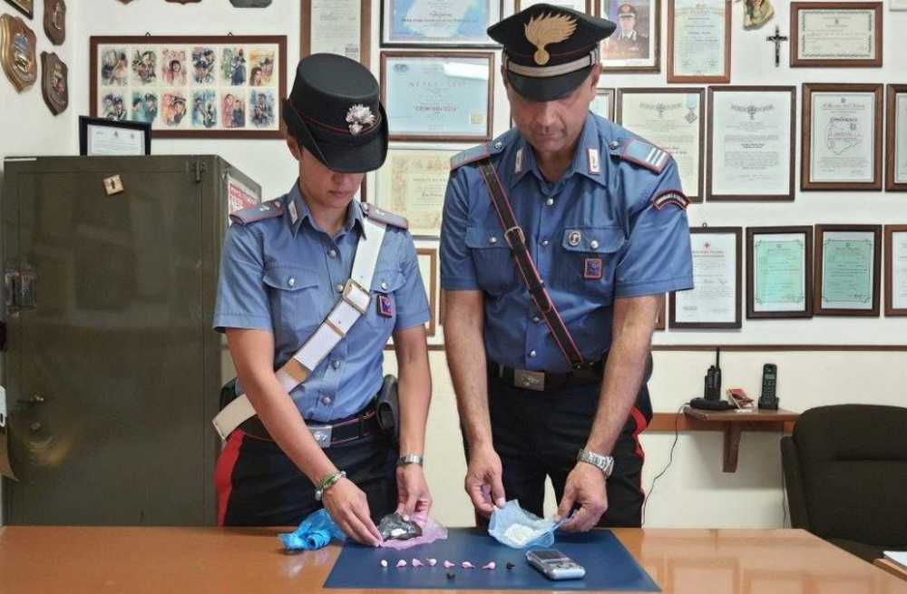 CIVITAVECCHIA – La droga sequestrata dai Carabinieri ad allumiere CIVITAVECCHIA - La droga sequestrata dai Carabinieri ad allumiere