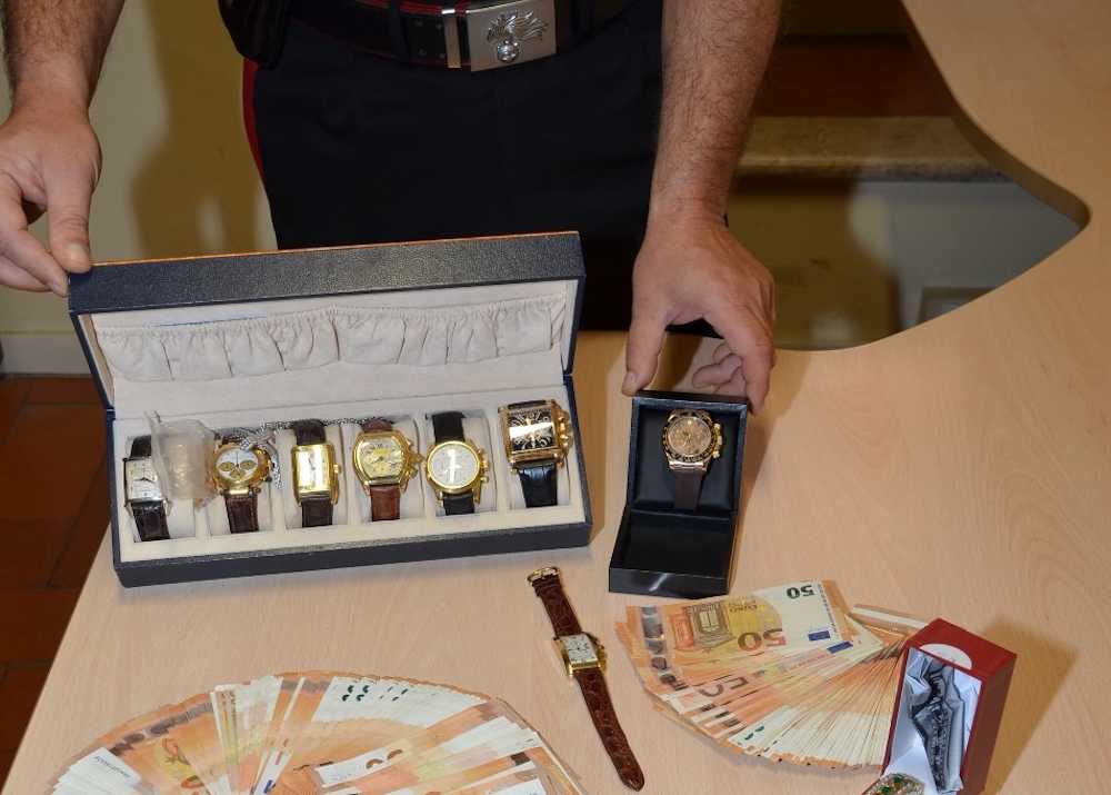 NINV – Gli orologi di lusso e il denaro sequestrati dai Carabinieri (3) NINV - Gli orologi di lusso e il denaro sequestrati dai Carabinieri (3)