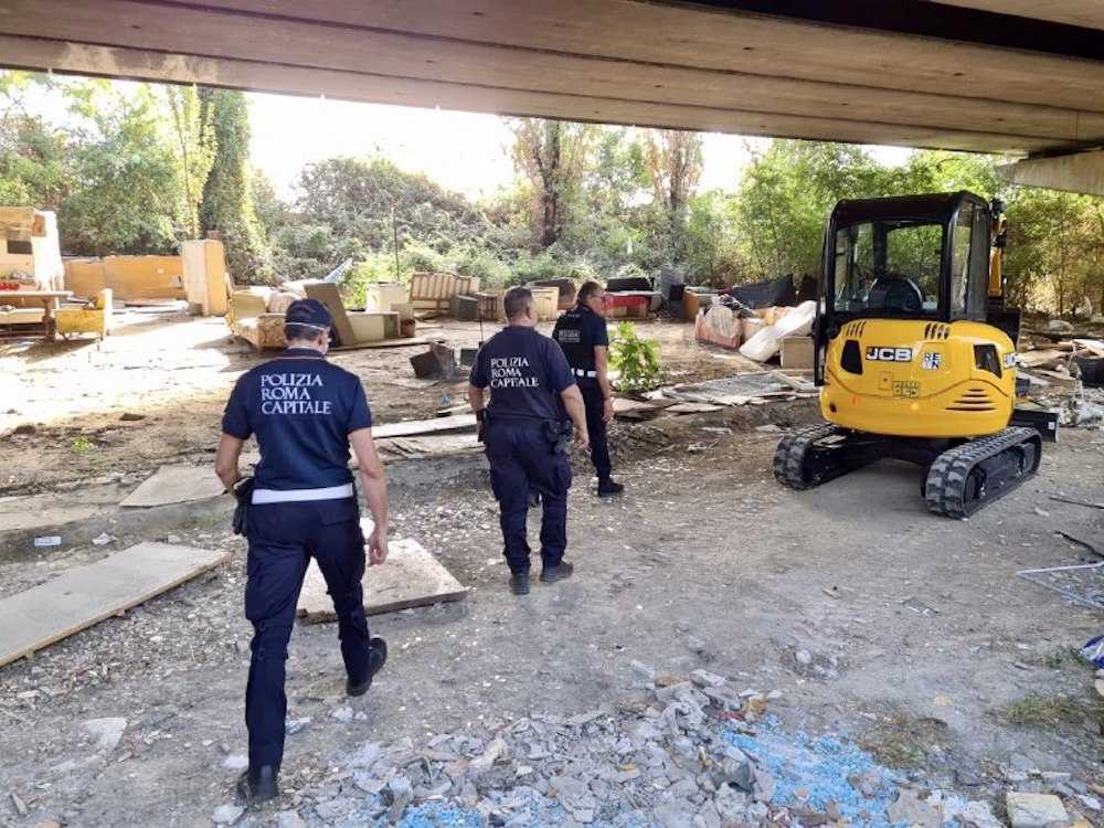 Polizia Locale sgombero insediamento abusivo Polizia Locale sgombero insediamento abusivo