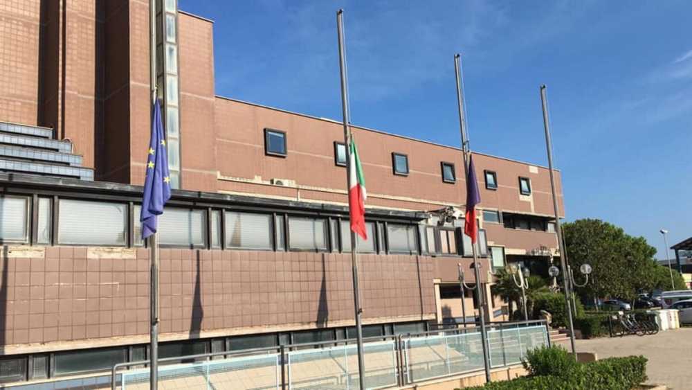 bandiere-mezzasta-comune-ladispoli-palazzo-falcone bandiere-mezzasta-comune-ladispoli-palazzo-falcone