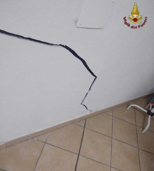case evacuate voragine crepe muro massimina vvf vigili fuoco pompieri (2)