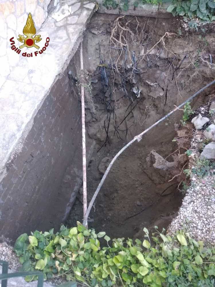 case evacuate voragine crepe muro massimina vvf vigili fuoco pompieri (2)