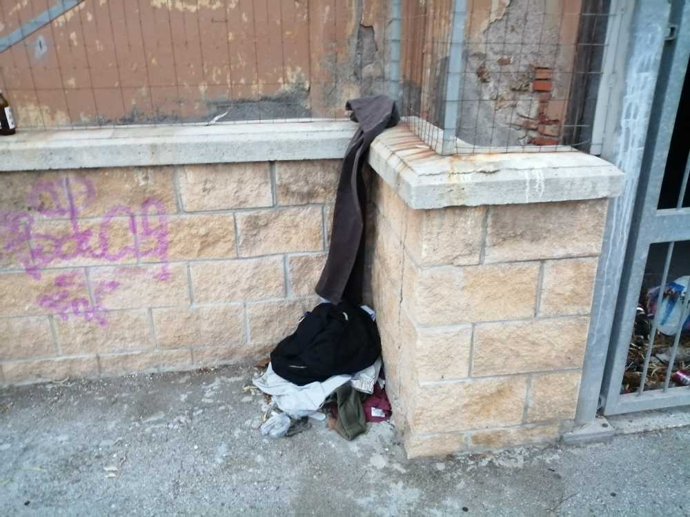 degrado piazza XXIV Maggio civitavecchia