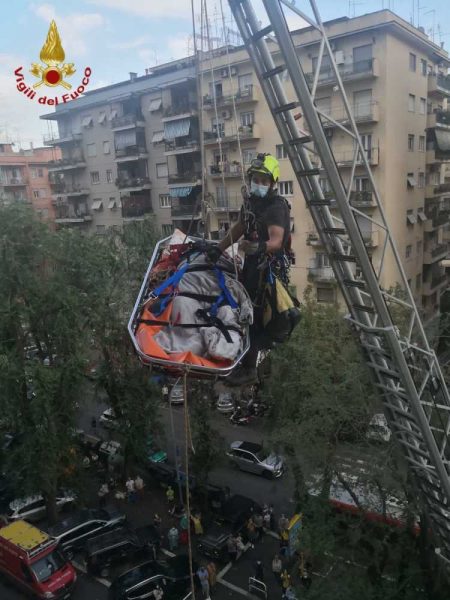 donna obesa vigili del fuoco vvf pompieri