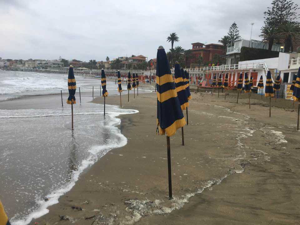 maltempo spiaggia temporale pioggia ombrelloni santa marinella maltempo spiaggia temporale pioggia ombrelloni santa marinella
