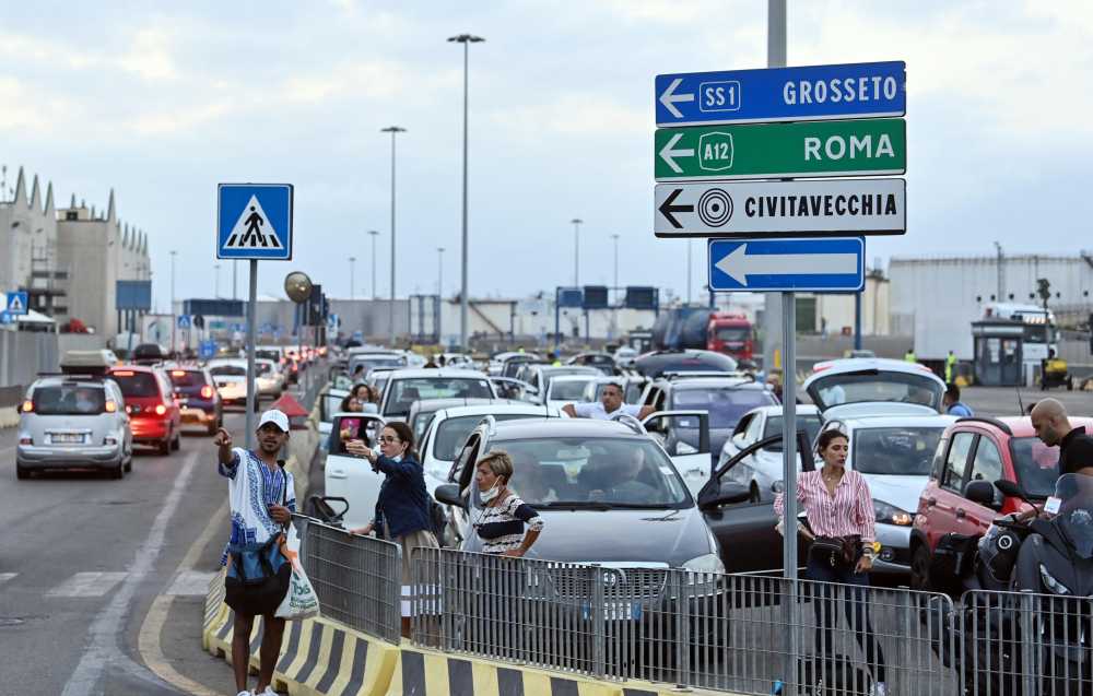 turisti auto fila porto civitavecchia