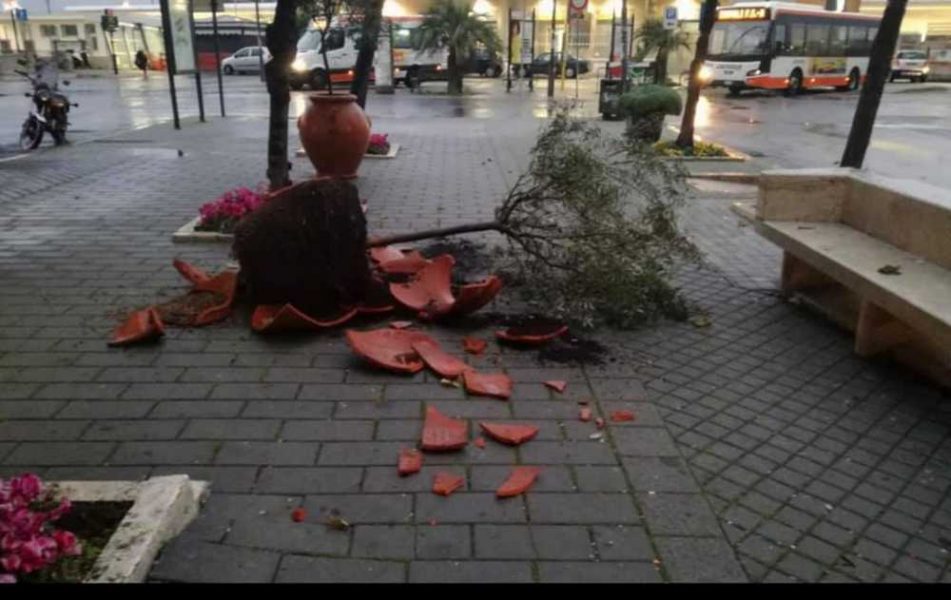 vaso danni vandali viale italia ladispoli