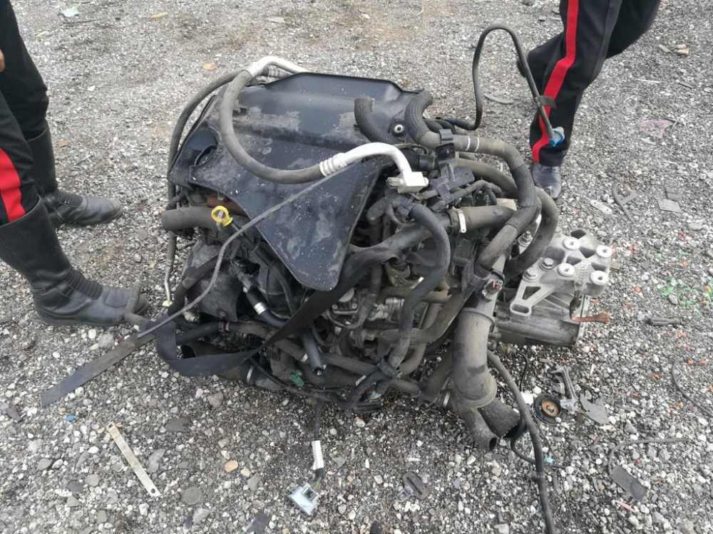 EUR – Le parti dei veicoli sequestrate dai Carabinieri motore demolitore EUR - Le parti dei veicoli sequestrate dai Carabinieri motore demolitore