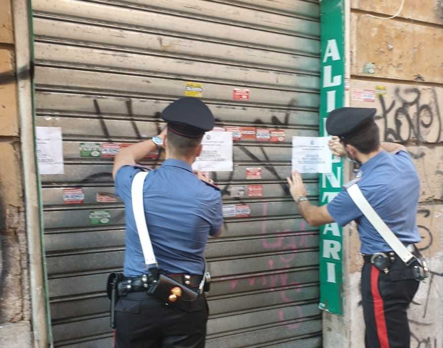 I Carabinieri mentre appongono i sigilli chiusura