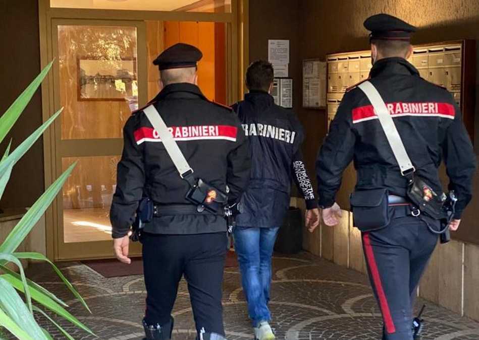 L’intervento dei Carabinieri di questa mattina presso le case popolari di Dragoncello (2) L'intervento dei Carabinieri di questa mattina presso le case popolari di Dragoncello (4)