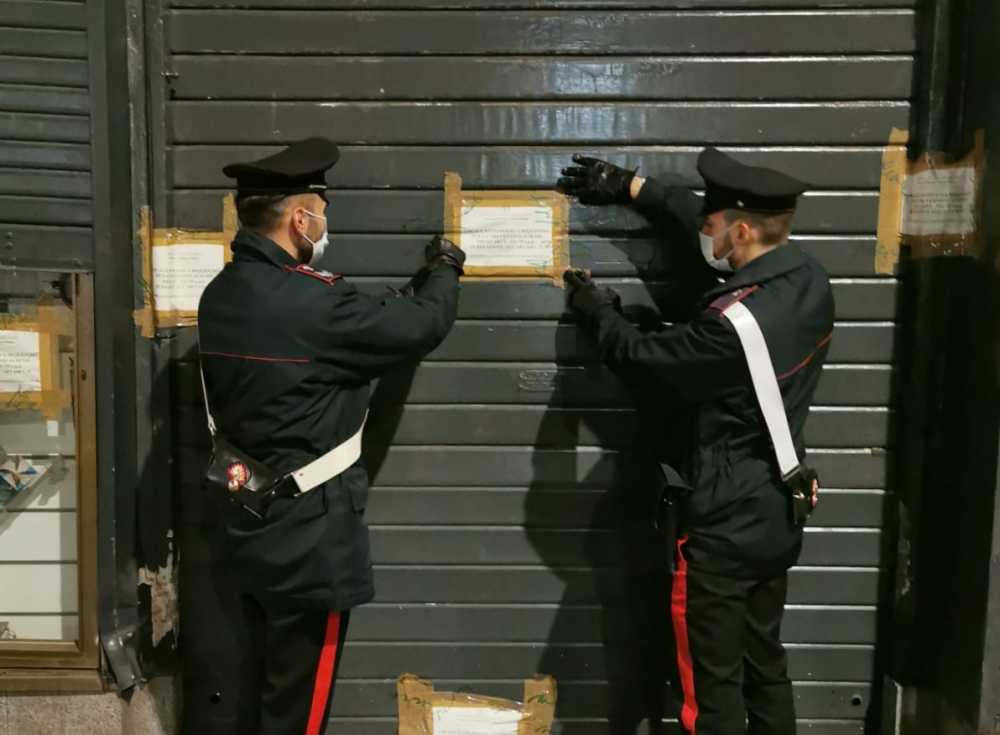 PIAZZA DANTE - Il negozio sequestrato dai Carabinieri sigilli