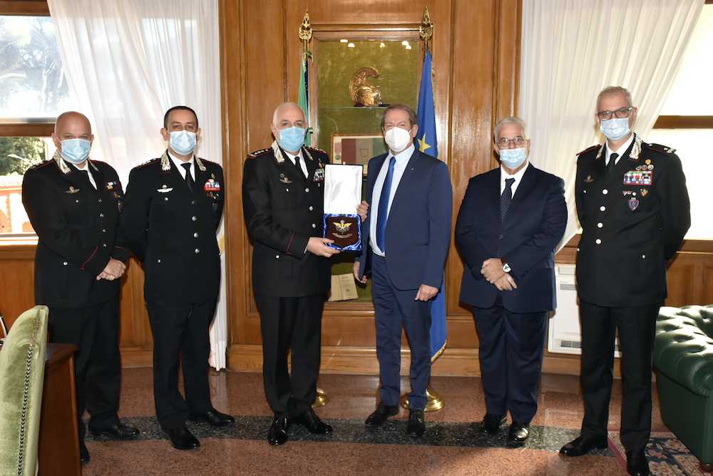 Si è tenuto oggi a Roma, presso il Comando Generale dell’Arma dei Carabinieri, un importante incontro tra la Federazione Motociclistica Italiana e l’Arma dei Carabinieri. Erano presenti il Capo di Stato Maggiore del Comando Generale dell’Arma, Teo Luzi, il Presidente FMI Giovanni Copioli, e il Coordinatore del Dipartimento Politiche Istituzionali FMI Tony Mori. Il Protocollo era stato sviluppato per promuovere il rispetto ambientale e la sicurezza stradale valorizzando ulteriormente i già proficui rapporti presenti tra le due organizzazioni. Durante la riunione - che ha rappresentato la prima occasione di incontro dopo il lockdown tra il Presidente FMI, Copioli, e il Capo di Stato Maggiore del Comando Generale dell’Arma dei Carabinieri, Luzi - sono stati evidenziati i risultati del Protocollo di Intesa inizialmente firmato nel giugno 2017 e, visti gli obiettivi raggiunti, rinnovato a fine luglio scorso. Le aree di intervento in cui vi è stata maggiore cooperazione nell'applicazione del Protocollo sono state l'Anti Incendio Boschivo (AIB) e la ricerca di persone disperse. L'accordo ha però trovato numerose altre applicazioni: realizzazione di sinergie nelle attività di protezione civile e primo soccorso alle popolazioni; la promozione e la diffusione della cultura della tutela del patrimonio ambientale nazionale; iniziative dedicate ai giovani finalizzate alla diffusione della cultura della sicurezza stradale; attività di cooperazione per lo svolgimento delle attività motociclistiche amatoriali e agonistiche nel rispetto dell’ambiente e della biodiversità. In futuro la collaborazione potrà riguardare altre attività, a testimonianza dell’ormai consolidato rapporto di fiducia reciproca tra la Federazione Motociclistica Italiana e l’Arma dei Carabinieri. Gen. C.A. Teo Luzi, Capo di Stato Maggiore dell’Arma dei Carabinieri: “Il consolidamento del rapporto tra Arma dei Carabinieri e FMI è ulteriore testimonianza dei proficui risultati che la sinergica azione tra istituzioni e attori sociali determina a favore della collettività. L’Arma dei Carabinieri ha apprezzato appieno il supporto fornito dalla FMI, segno tangibile di un comune obiettivo: essere vicini alle esigenze del cittadino”. Giovanni Copioli, Presidente FMI: “Siamo orgogliosi di aver rinnovato il Protocollo di Intesa con l’Arma dei Carabinieri. In questi anni abbiamo svolto insieme un lavoro proficuo sotto molti punti di vista ed è stato dimostrato, ancora una volta, come i motociclisti possano essere di grande supporto alla società civile. La collaborazione è infatti avvenuta in più ambiti e, in particolare, è stata fondamentale sia in termini di prevenzione, come nel caso dell’Anti Incendio Boschivo, che di soccorso nel momento in cui i motociclisti hanno ritrovato persone disperse in luoghi spesso impervi e di difficile accesso. Proseguiremo nel lavoro in sintonia con l’Arma dei Carabinieri perché la FMI continui ad essere una Federazione dalla forte utilità sociale”. Tony Mori, Coordinatore Dipartimento Politiche Istituzionali FMI: “Nel corso degli anni il nostro Dipartimento e l’Arma dei Carabinieri hanno avuto una forte unione di intenti, motivo per cui si è realizzata una concreta unione di forze utile per le comunità e i territori in cui questa è stata attuata. I motociclisti impegnati nelle diverse attività hanno messo a disposizione disponibilità, capacità e competenze riuscendo a prevenire e risolvere situazioni talvolta complicate. Visti i positivi risultati ottenuti, in futuro proseguiremo su questa strada con l’obiettivo di rendere sempre più stretta questa collaborazione”.