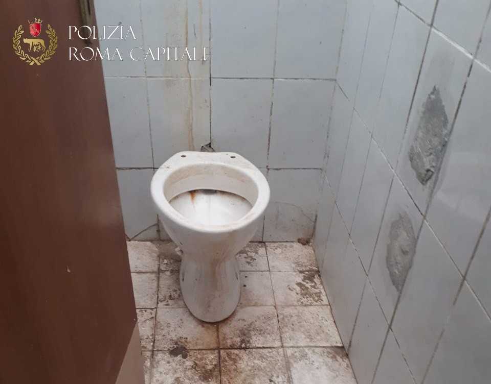 cesso gabinetto sporcizia sporco bagno polizia roma capitale municipale