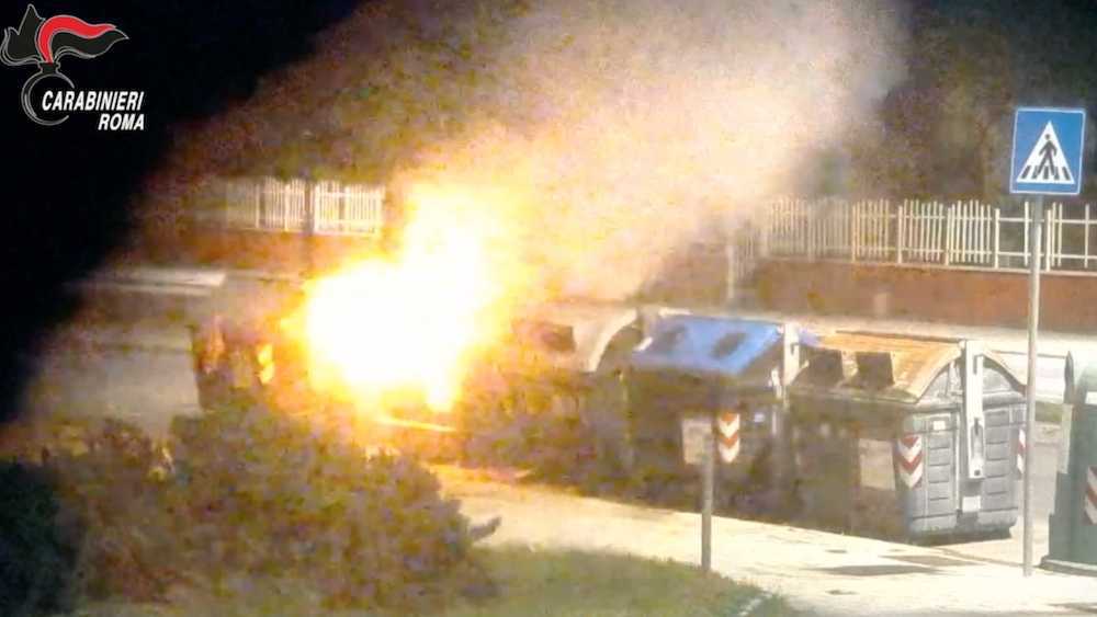Cassonetti in fiamme a Ostia: fermato dai carabinieri un senza fissa dimora  - Terzo Binario News
