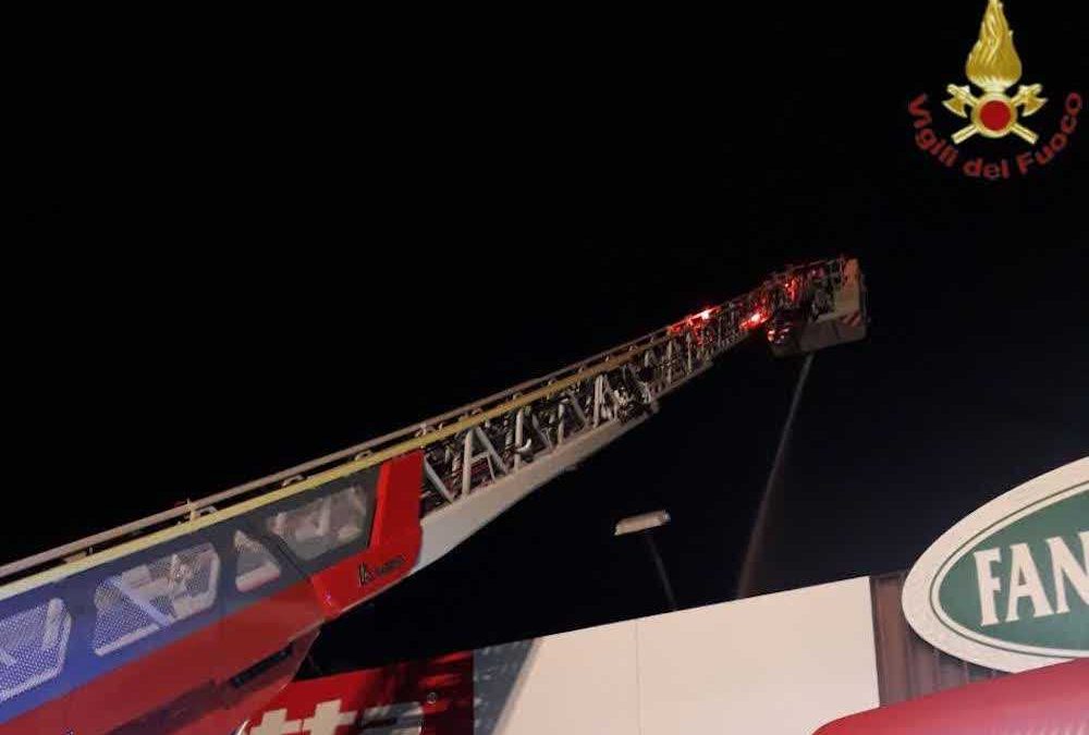 Incendio a Cerveteri: fiamme nel capannone sull’Aurelia